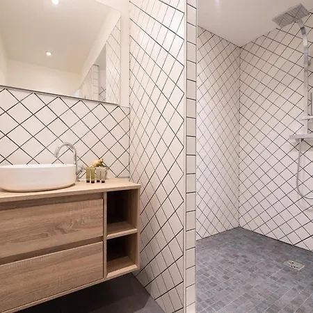 Mbm - Center Of 2* Paris