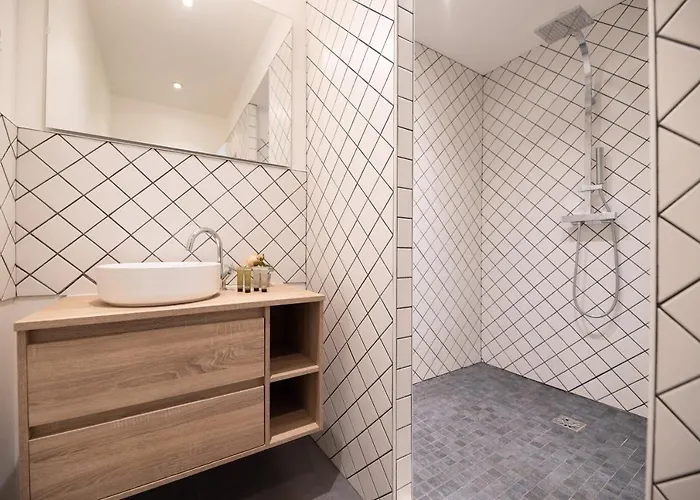 Mbm - Center Of 2* Paris